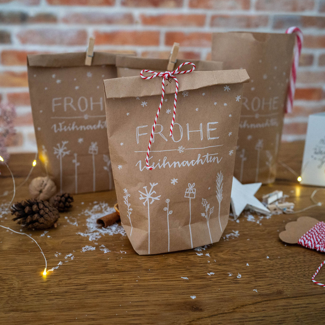 12 Weihnachtstüten Geschenktüten - Frohe Weihnachten | Geschenkpapier Alternative für Weihnachtsgeschenke, Plätzchen, Kekse | 14 cm x 22 cm