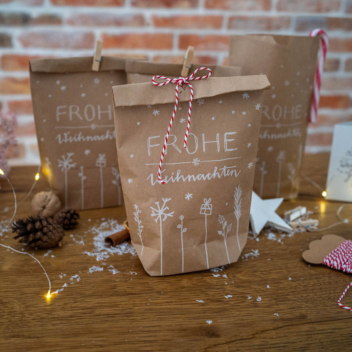 12 Weihnachtstüten Geschenktüten - Frohe Weihnachten | Geschenkpapier Alternative für Weihnachtsgeschenke, Plätzchen, Kekse | 14 cm x 22 cm