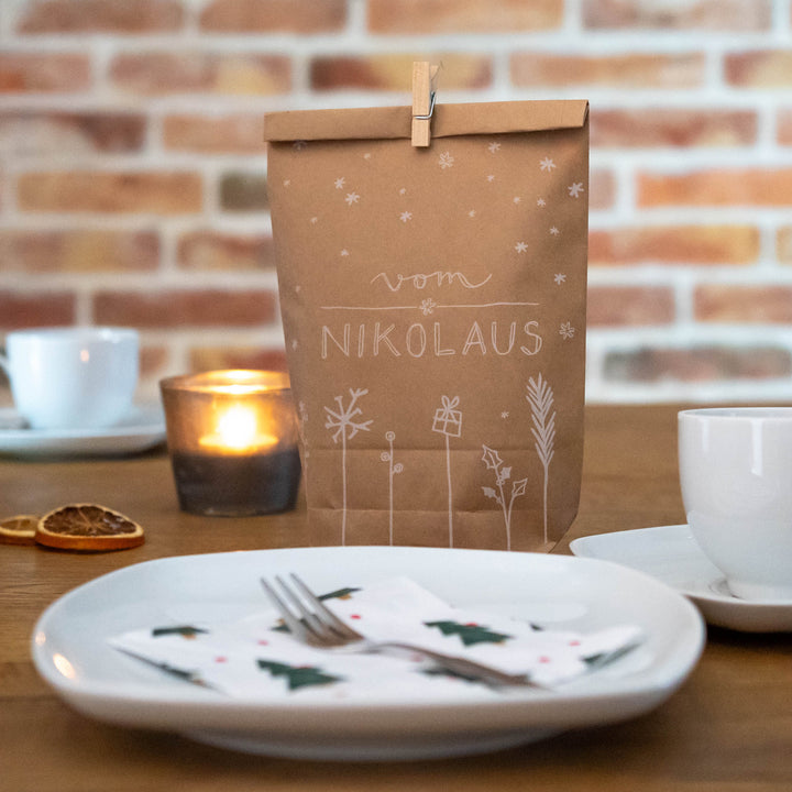 24 Nikolaustüten Geschenktüten - vom Nikolaus | Geschenkpapier Alternative für Geschenke, Plätzchen, Kekse | 14 cm x 22 cm | mit 24 FSC Holz Miniklammern