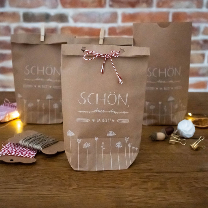 24 Geschenktüten - Schön dass du da bist | für Gastgeschenke zur Hochzeit, Taufe, Konfirmation & Kommunion | 14 cm x 22 cm | inkl. 24 FSC Holz Miniklammern