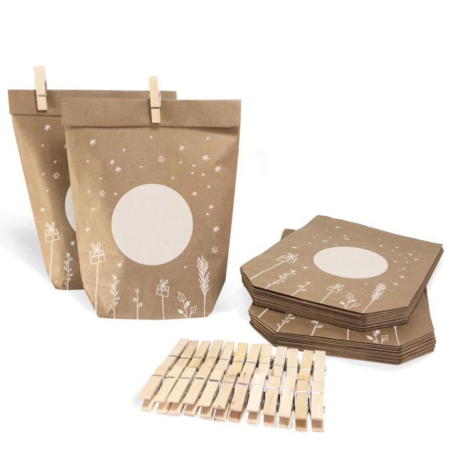 Adventskalender Geschenktüten zum selbst Befüllen | 24 Weihnachtsdeko Kraftpapiertüten als Geschenkverpackung | 14 cm x 22 cm | mit 24 FSC Holz Miniklammern