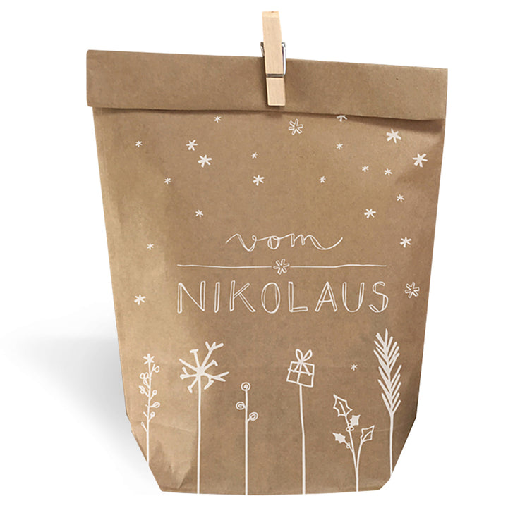 Einzelne Nikolaustüte aus braunem Kraftpapier mit weißem Motiv, oben umgeschlagen und mit Holzklammer verschlossen