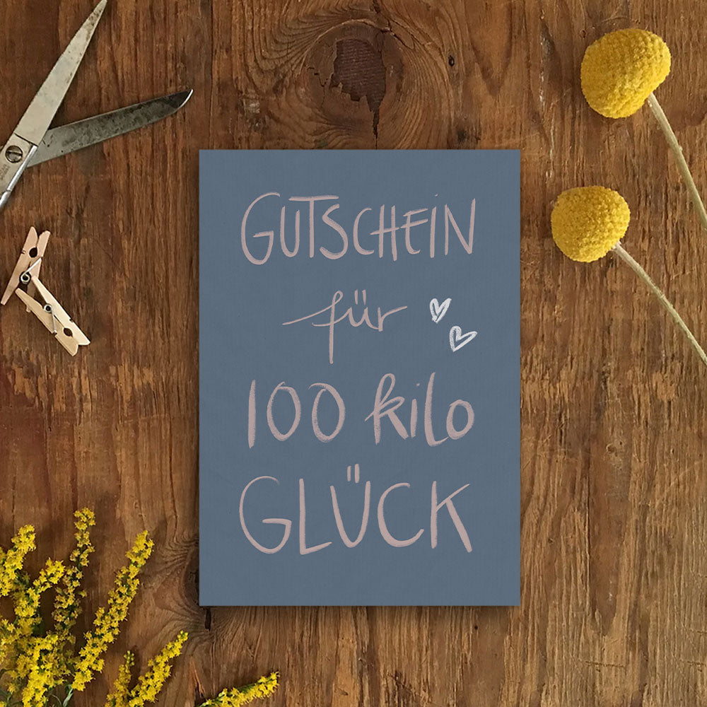 Postkarte Gutschein für 100 Kilo Glück, minimalistische Spruchkarte aus Recyclingpapier, Blau Rosa Geburtstagskarte