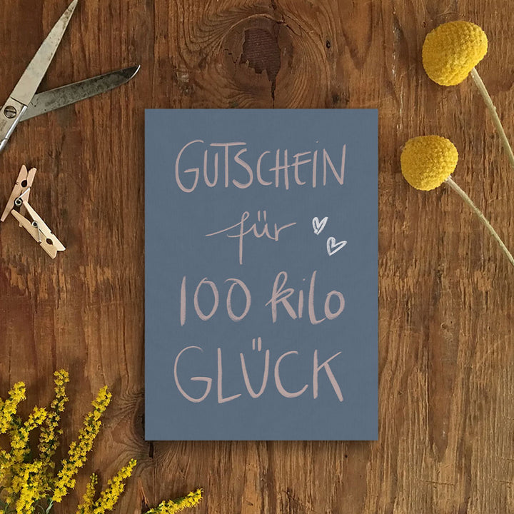 Postkarte Gutschein für 100 Kilo Glück, minimalistische Spruchkarte aus Recyclingpapier, Blau Rosa Geburtstagskarte
