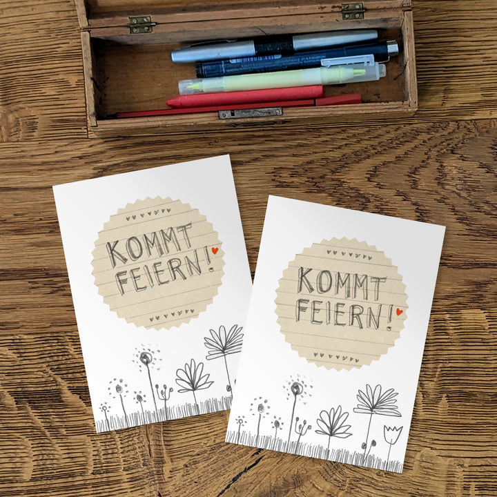 3-100 Postkarten - Kommt Feiern! - Einladungskarten, Handlettering Bleistift Design, Grau Weiß Beige - für deine Party oder Geburtstagseinladung
