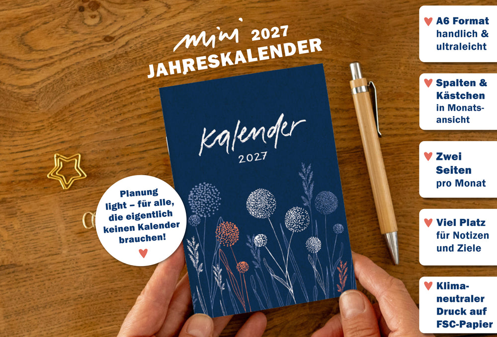 Mini Jahreskalender 2027 im A6-Format mit dunkelblauem Softcover, 42 Gramm Gewicht, Monatsübersichten und Platz für Notizen.