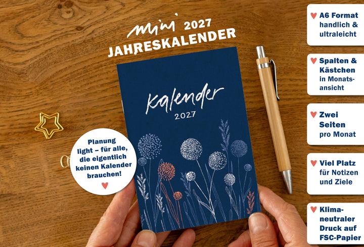 Mini Jahreskalender 2027 im A6-Format mit dunkelblauem Softcover, 42 Gramm Gewicht, Monatsübersichten und Platz für Notizen.