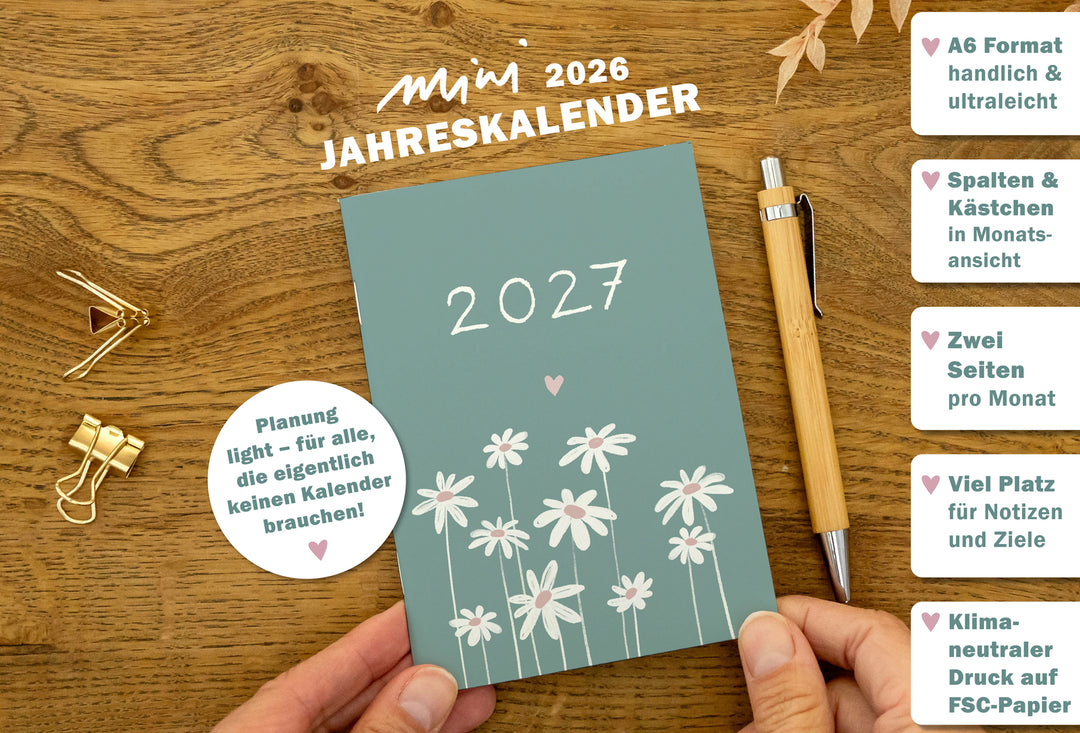 Mini Jahreskalender 2027 im A6-Format mit mint grünem Softcover, 42 Gramm Gewicht, Monatsübersichten und Platz für Notizen.