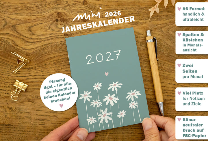 Mini Jahreskalender 2027 im A6-Format mit mint grünem Softcover, 42 Gramm Gewicht, Monatsübersichten und Platz für Notizen.