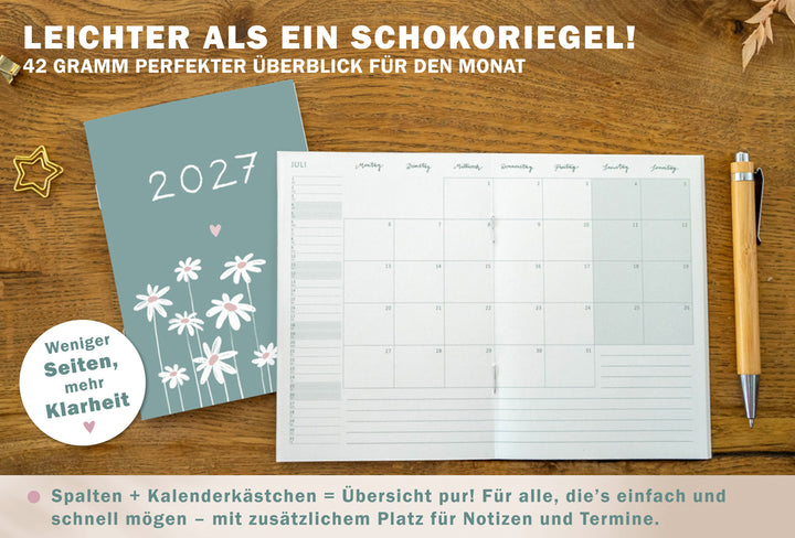 Geöffneter A6 Jahresplaner 2027 in Mint mit Monatsübersicht, Spalten- und Kästchenlayout sowie zusätzlichem Notizbereich für Termine.