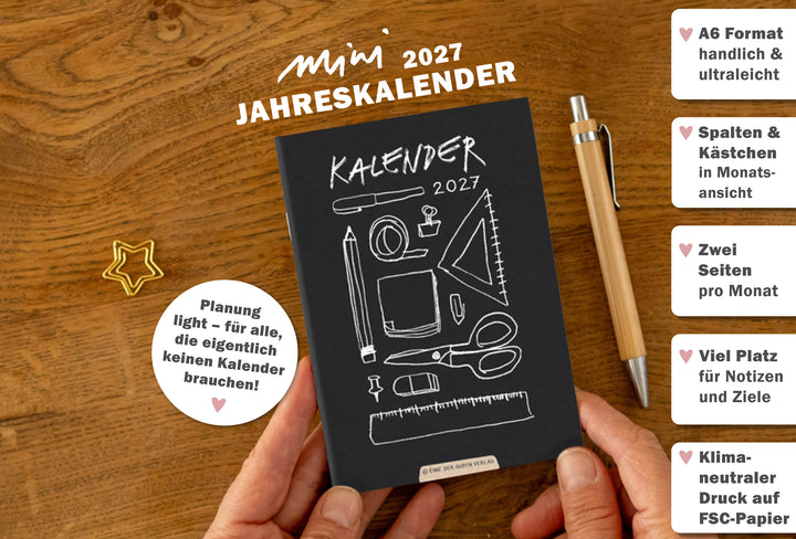 Mini Jahreskalender 2027 im A6-Format mit schwarzem Softcover, 42 Gramm Gewicht, Monatsübersichten und Platz für Notizen.
