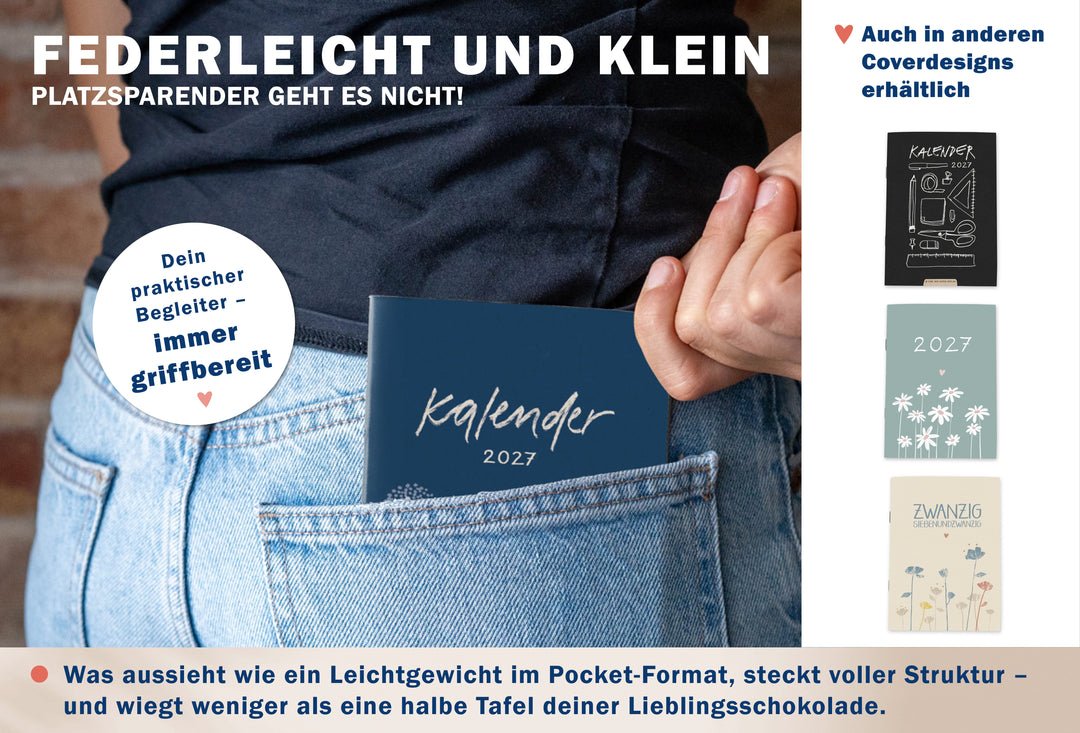 Kompakter A6 Jahreskalender 2027 im dunkelblauen Softcover, der platzsparend in einer Hosentasche steckt, mit verschiedenen Coverdesigns.