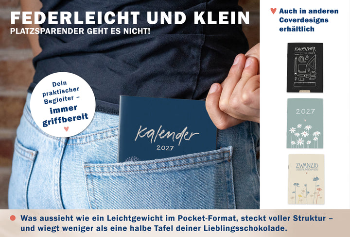 Kompakter A6 Jahreskalender 2027 im dunkelblauen Softcover, der platzsparend in einer Hosentasche steckt, mit verschiedenen Coverdesigns.