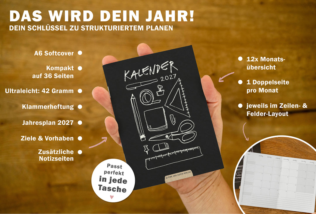 Geöffneter A6 Jahresplaner 2027 mit Monatsübersicht, Spalten- und Kästchenlayout sowie zusätzlichem Notizbereich für Termine.