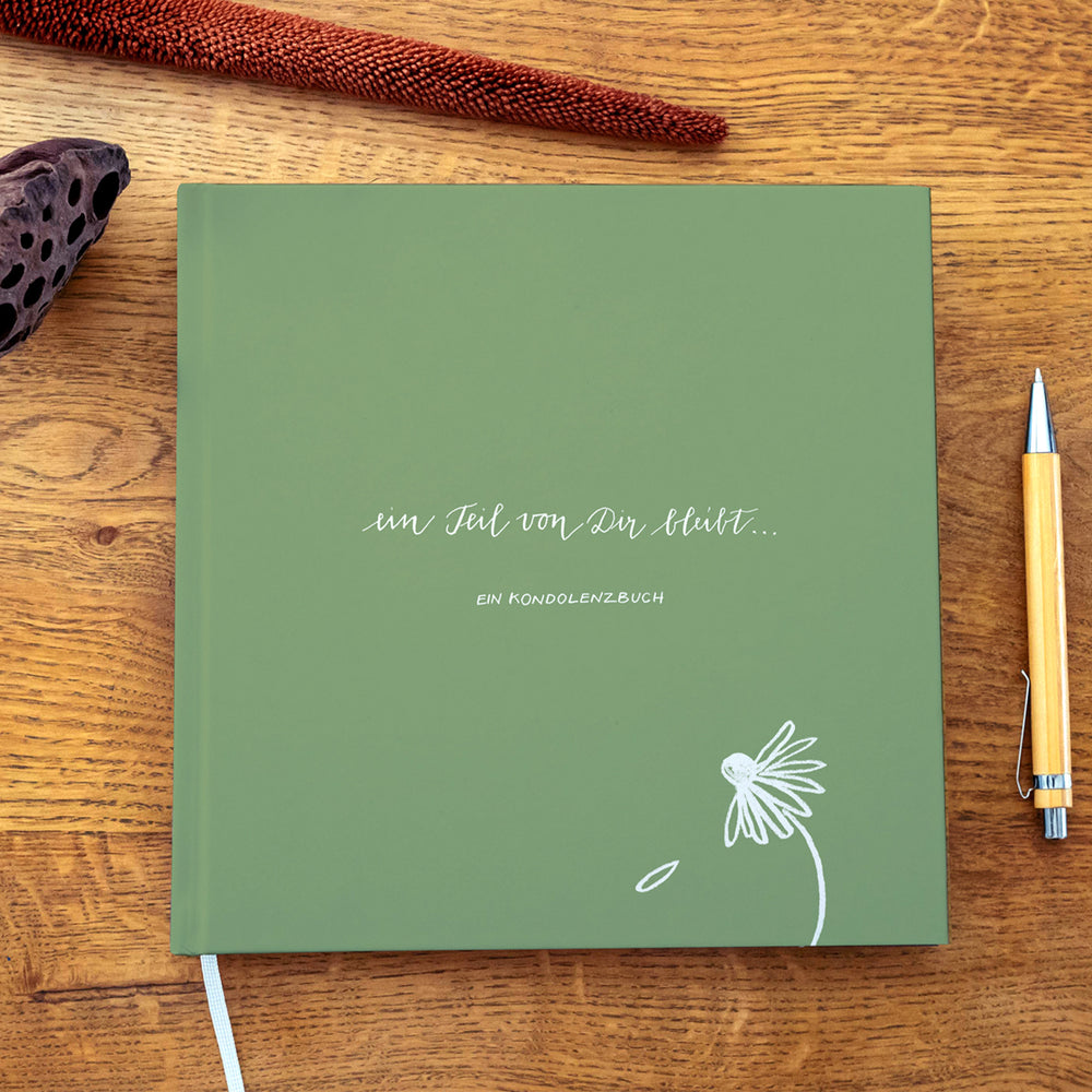 Kondolenzbuch zur Trauerfeier - Ein Teil von Dir bleibt - hochwertiges Design in grün mit Blume, Gedenkbuch für Beileidsbekundungen, 100 S., 21x21cm