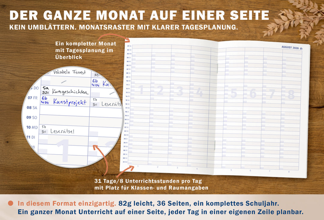 Aufgeschlagener Monatsplaner im Lehrerkalender Heft 2026 2027 A5 – ein Monat auf einer Seite mit 8 Stunden täglich, Klammerheftung, creme