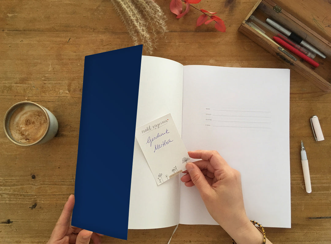Lehrerplaner 2026/2027 A4 Softcover: Eintragseite mit Linien für Name/Schule, Leseband sichtbar, Klappen, nachhaltig auf FSC-Papier klimaneutral gedruckt