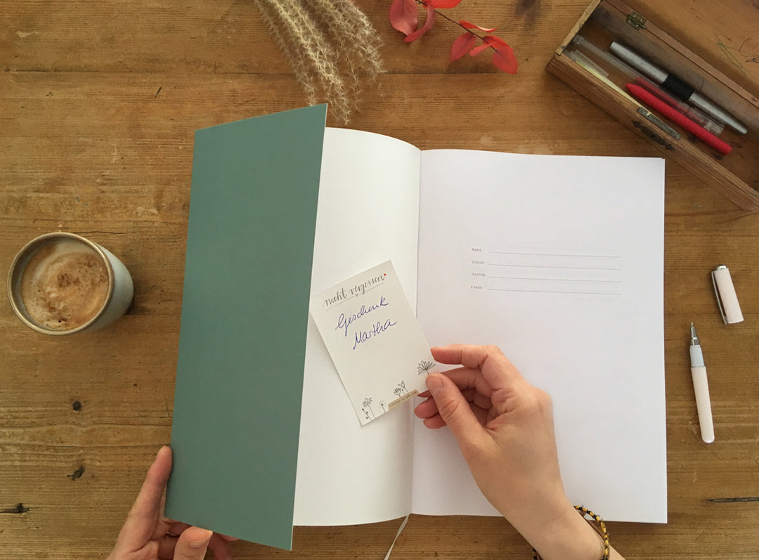 Lehrerkalender 2026 2027 | A4 Lehrerplaner Softcover für Schuljahr Planung | 1 Doppelseite pro Woche | klimaneutral, mintgrün weiß