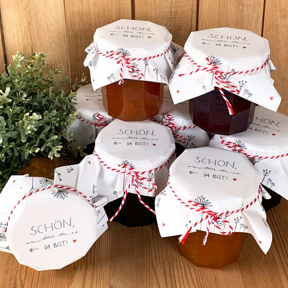 25 Marmeladendeckchen schön, dass du da bist | Gläserdeckchen Weiß für Marmelade & Einmachgläser | Recyclingpapier Abreißblock, 10 m Garn, Justiergummi