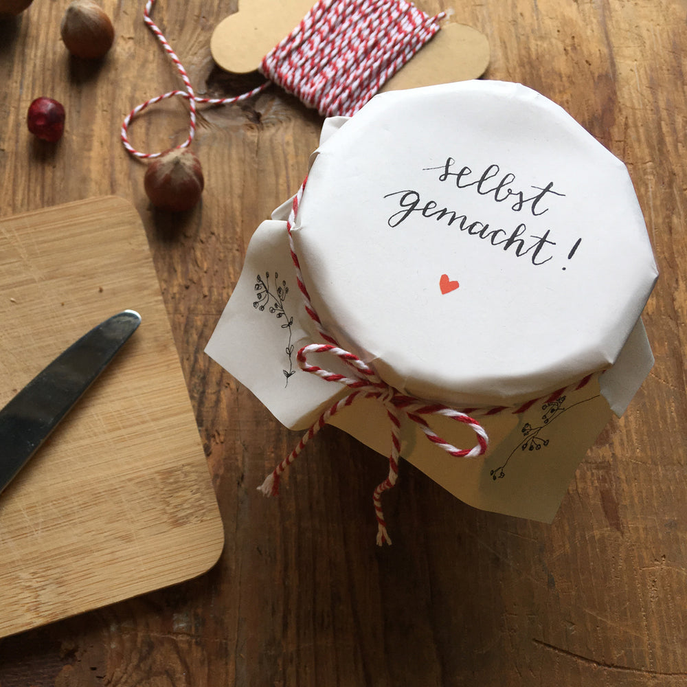 25 Marmeladendeckchen - selbstgemacht! - als Abreißblock, Weiß mit Kalligrafie Blumen und Spruch, Gläserdeckchen für Eingemachtes & selbstgemachte Marmelade, Recyclingpapier + 10 m Bakers Twine & Justiergummi