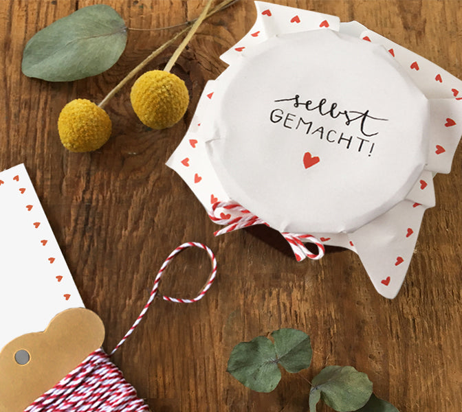 25 Marmeladendeckchen - selbst gemacht! | Gläserdeckchen Weiß für Marmelade & Einmachgläser | Recyclingpapier Abreißblock, 10 m Garn, Justiergummi
