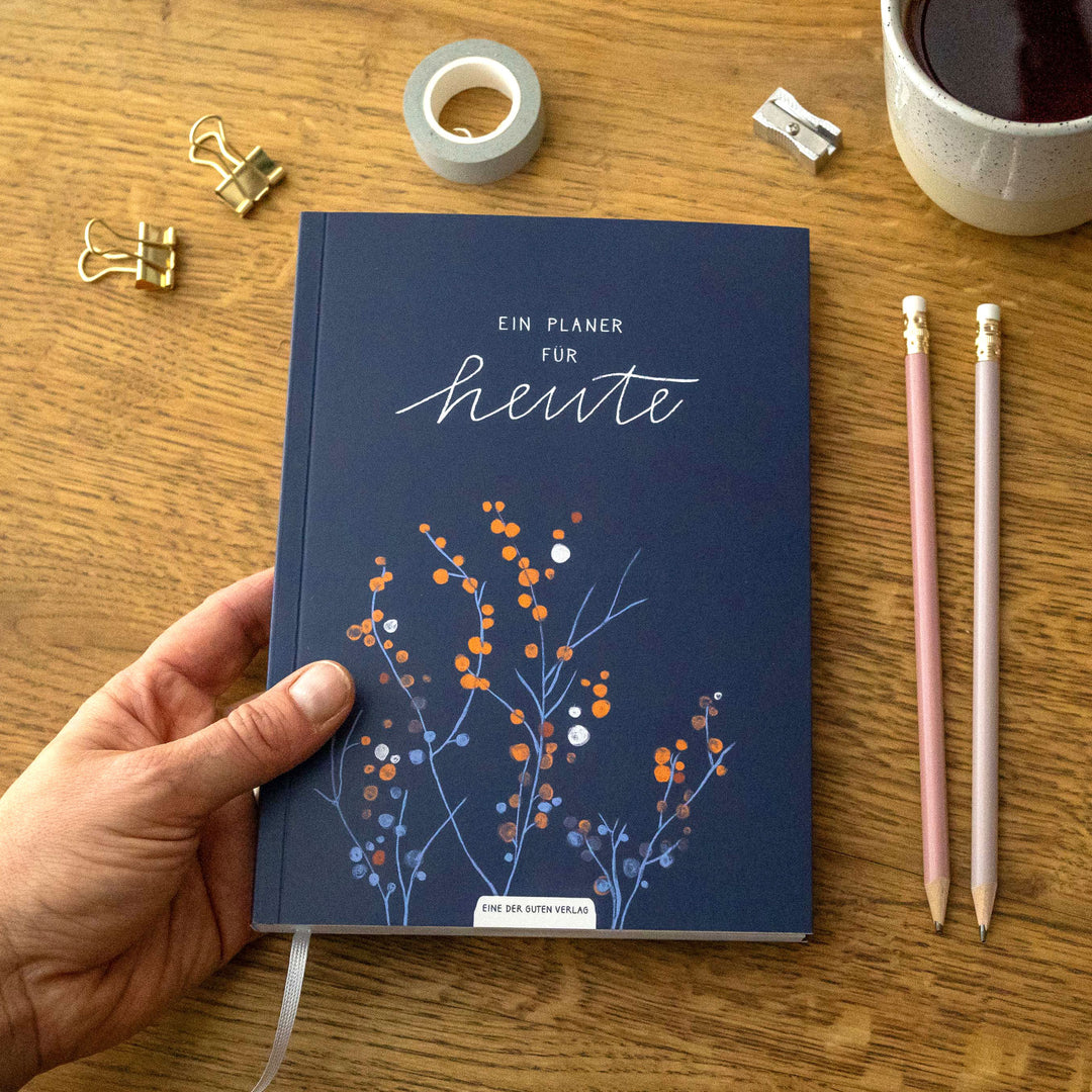 A5 Terminkalender - Kalender ohne Jahr quer | Wochenplaner und Achtsamkeit Notizbuch | Softcover Taschenkalender & Terminplaner | Blau Weiß Orange, Blumen