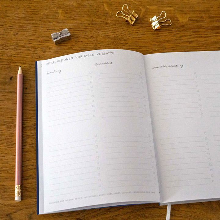 A5 Terminkalender - Kalender ohne Jahr quer | Wochenplaner und Achtsamkeit Notizbuch | Softcover Taschenkalender & Terminplaner | Blau Weiß Orange, Blumen