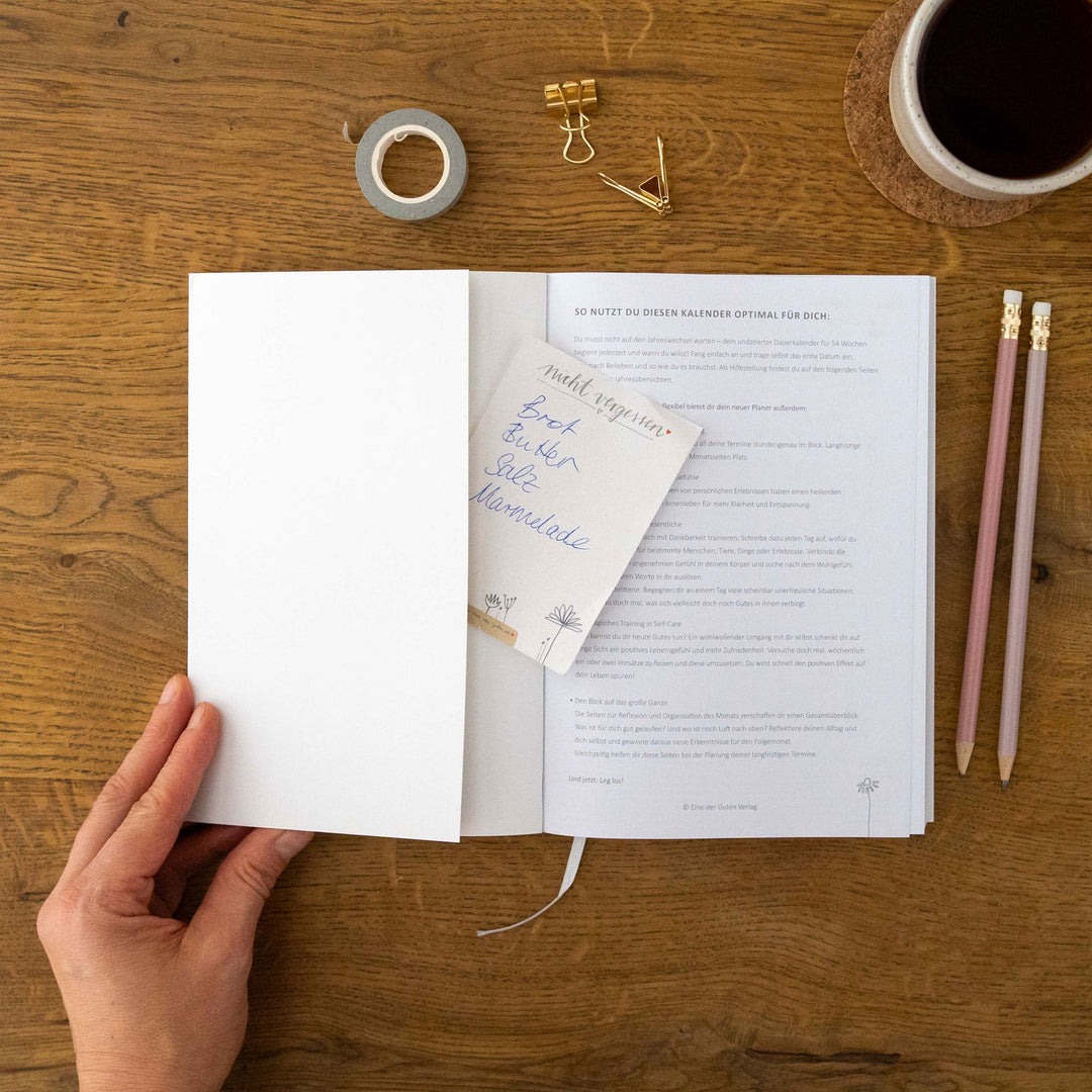A5 Terminkalender undatiert - Klar durchs Jahr | Tagesplaner und Notizbuch für mehr Achtsamkeit | Softcover Taschenkalender Terminplaner | Weiß