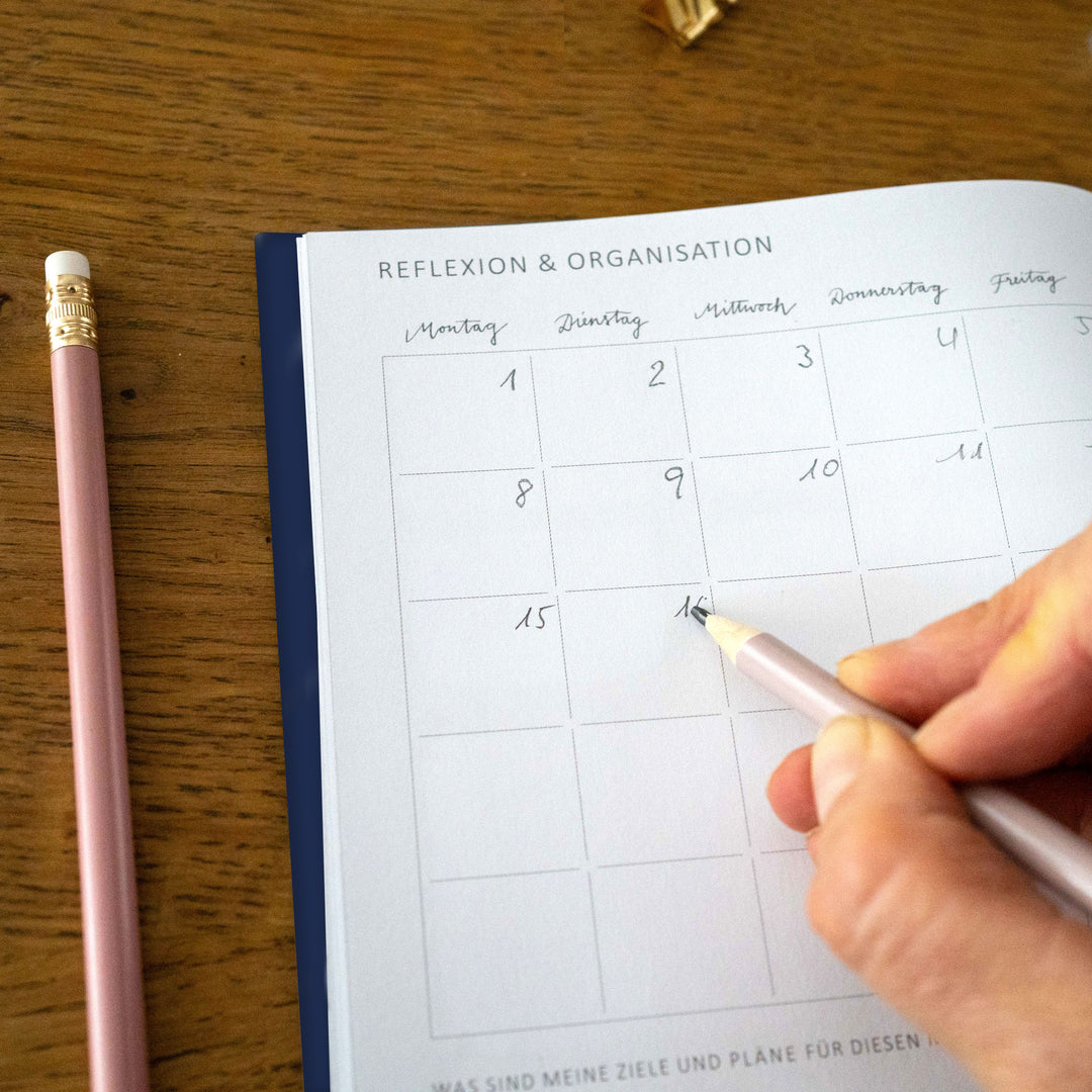 A5 Terminkalender - Kalender ohne Jahr quer | Wochenplaner und Achtsamkeit Notizbuch | Softcover Taschenkalender & Terminplaner | Blau Weiß Orange, Blumen