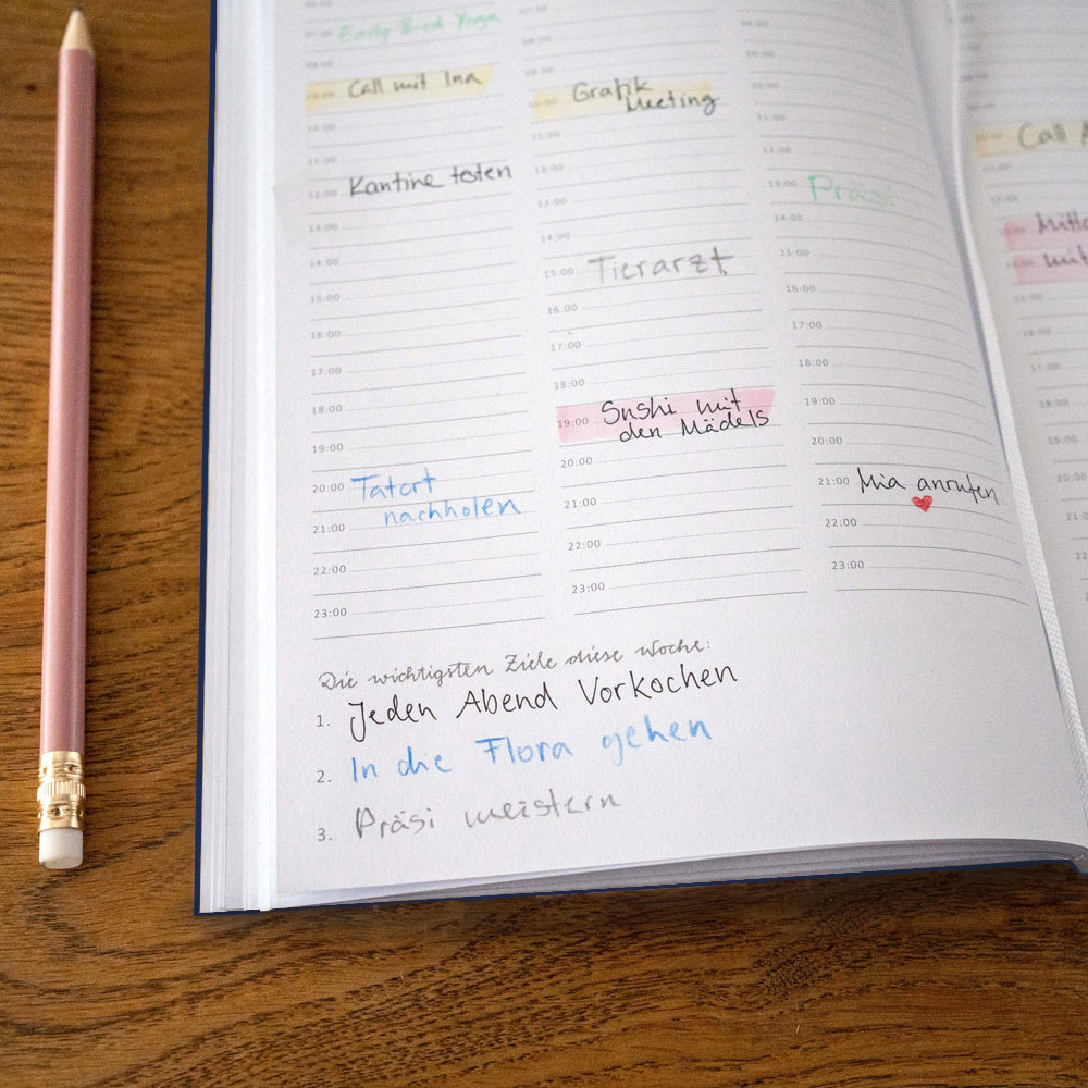 A5 Terminkalender - Kalender ohne Jahr quer | Wochenplaner und Achtsamkeit Notizbuch | Softcover Taschenkalender & Terminplaner | Blau Weiß Orange, Blumen