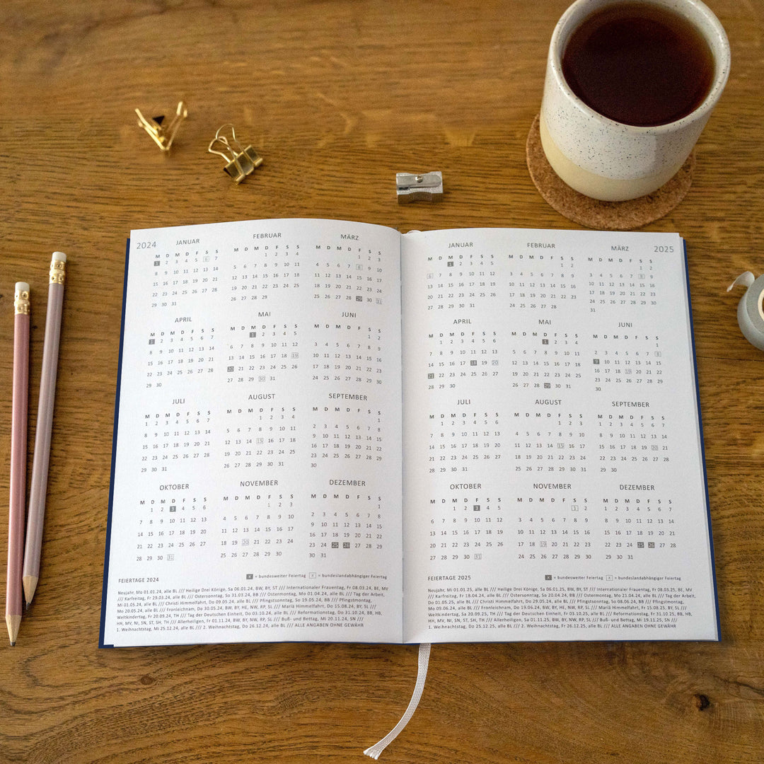 A5 Terminkalender - Kalender ohne Jahr quer | Wochenplaner und Achtsamkeit Notizbuch | Softcover Taschenkalender & Terminplaner | Blau Weiß Orange, Blumen