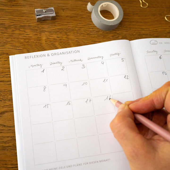 A5 Terminkalender undatiert - Klar durchs Jahr | Tagesplaner und Notizbuch für mehr Achtsamkeit | Softcover Taschenkalender Terminplaner | Weiß