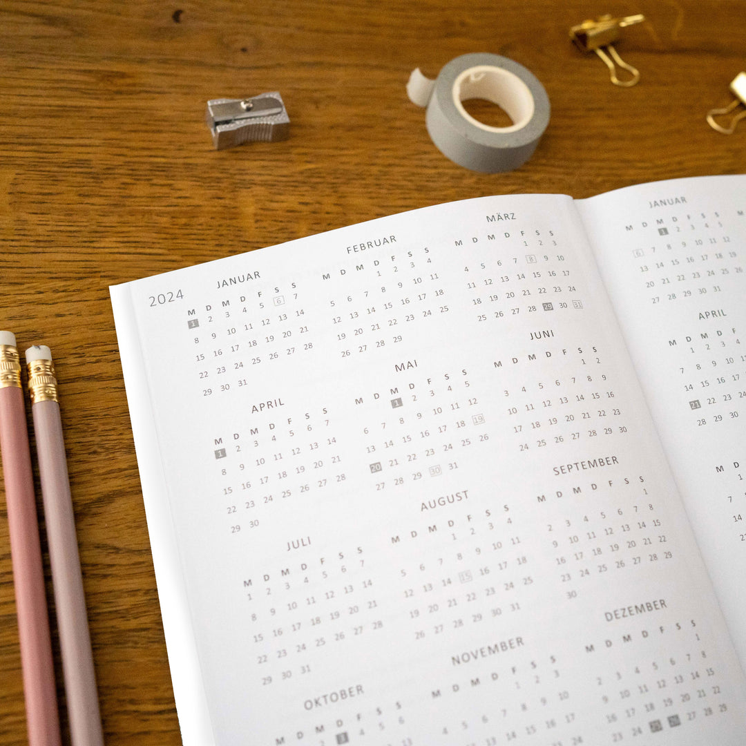 A5 Terminkalender undatiert - Klar durchs Jahr | Tagesplaner und Notizbuch für mehr Achtsamkeit | Softcover Taschenkalender Terminplaner | Weiß