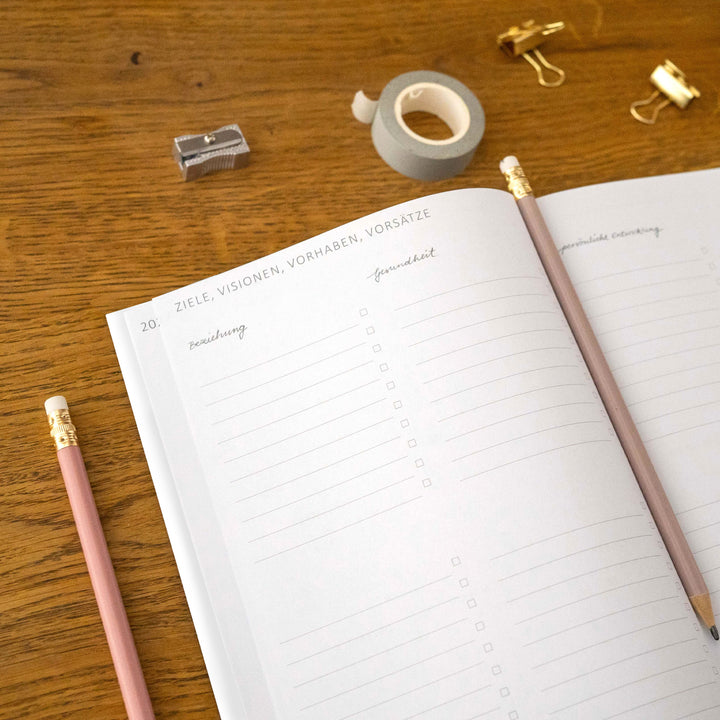 A5 Terminkalender undatiert - Klar durchs Jahr | Tagesplaner und Notizbuch für mehr Achtsamkeit | Softcover Taschenkalender Terminplaner | Weiß
