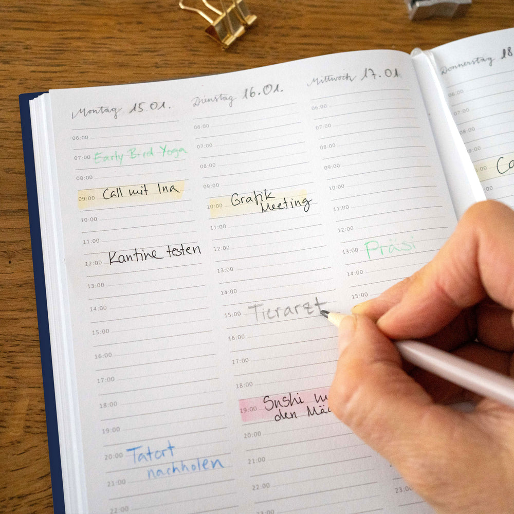 A5 Terminkalender - Kalender ohne Jahr quer | Wochenplaner und Achtsamkeit Notizbuch | Softcover Taschenkalender & Terminplaner | Blau Weiß Orange, Blumen
