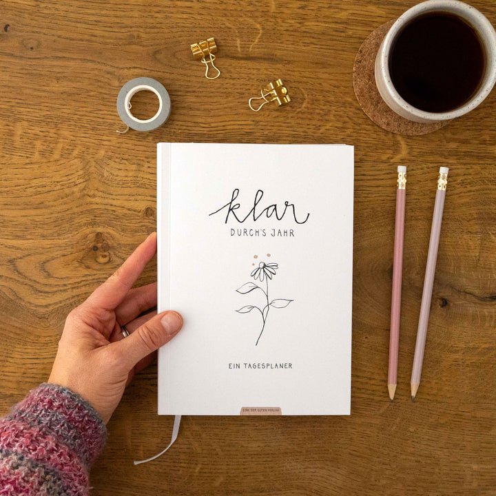 A5 Terminkalender undatiert - Klar durchs Jahr | Tagesplaner und Notizbuch für mehr Achtsamkeit | Softcover Taschenkalender Terminplaner | Weiß
