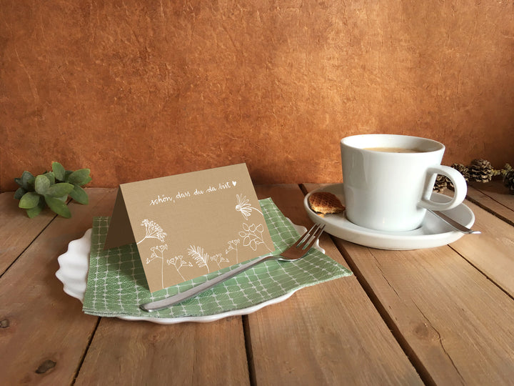 Tischkarten Schön, dass du da bist | Beige mit Blumen | Namenskarten und Tischdeko für Hochzeit oder Taufe | Recyclingpapier Platzkarten zum beschriften