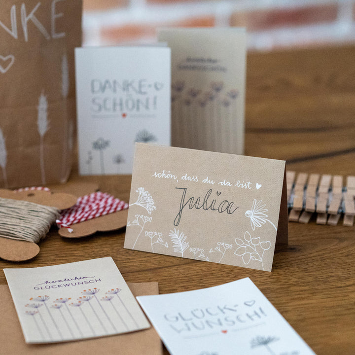 Tischkarten Schön, dass du da bist | Beige mit Blumen | Namenskarten und Tischdeko für Hochzeit oder Taufe | Recyclingpapier Platzkarten zum beschriften
