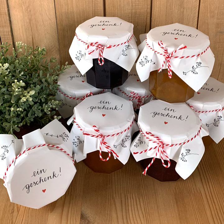 25 Marmeladendeckchen - ein Geschenk! - als Abreißblock, Weiß mit Kalligrafie Blumen und Spruch, Gläserdeckchen für Eingemachtes & selbstgemachte Marmelade, Recyclingpapier + 10 m Bakers Twine & Justiergummi