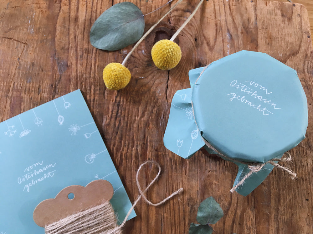 25 Marmeladendeckchen - vom Osterhasen gebracht | Gläserdeckchen blau weiß für Marmelade & Einmachgläser | Recyclingpapier Abreißblock + 10 m Jute Garn