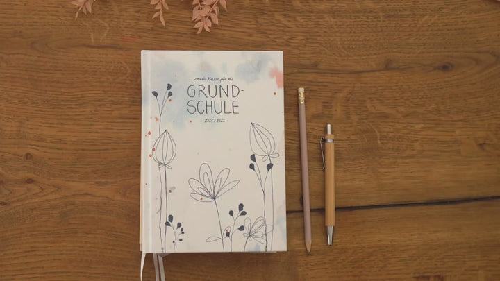 Lehrerkalender 2025 2026 | A5 Grundschulplaner Softcover für Schuljahr Planung | 1 Doppelseite pro Woche | klimaneutral, creme blau