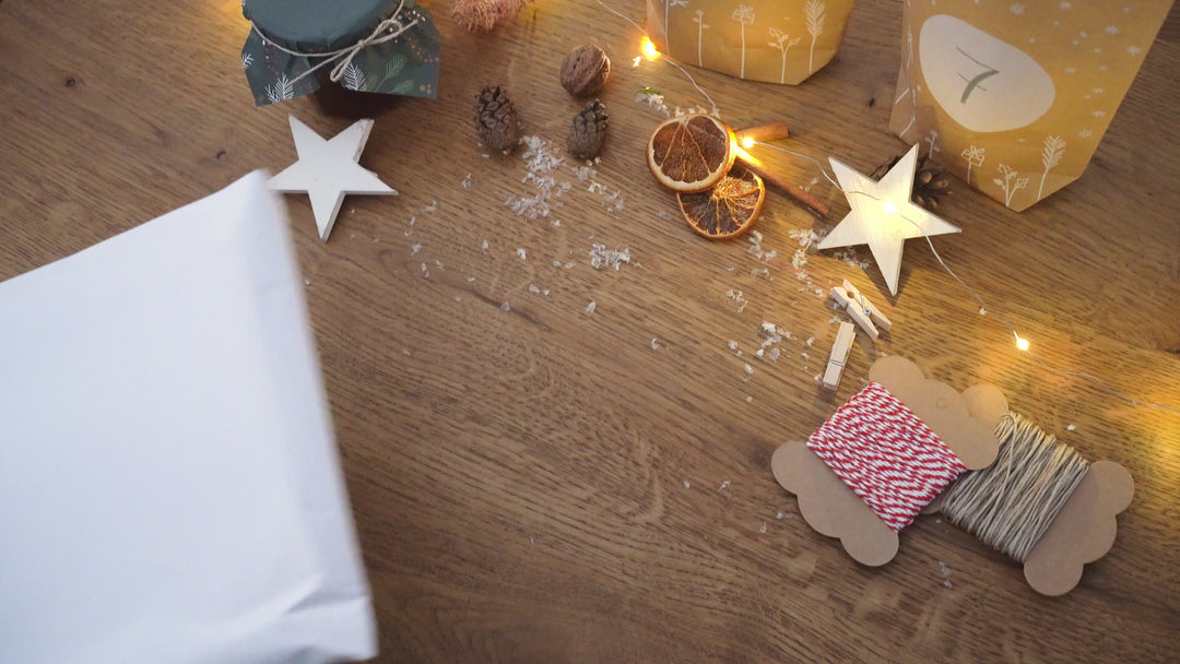 24 Weihnachtstüten Geschenktüten - vom Weihnachtsmann | Geschenkpapier Alternative für Geschenke, Plätzchen, Kekse | 16,5 cm x 26 cm | mit 24 FSC Holz Miniklammern