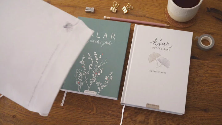A5 Terminkalender undatiert - Klar durchs Jahr | Tagesplaner und Notizbuch für mehr Achtsamkeit | Softcover Taschenkalender Terminplaner | Weiß