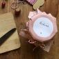 Preview: Marmeladendeckchen mit Zweigen und Beeren in Rosa Weiß Blau, verspieltes Vintage Design für Weihnachtsgeschenke
