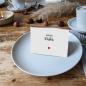 Preview: Tischkarten Hochzeit Weiß vorgefalzt, zeitlos schlichtes Kalligrafie Design mit Herz