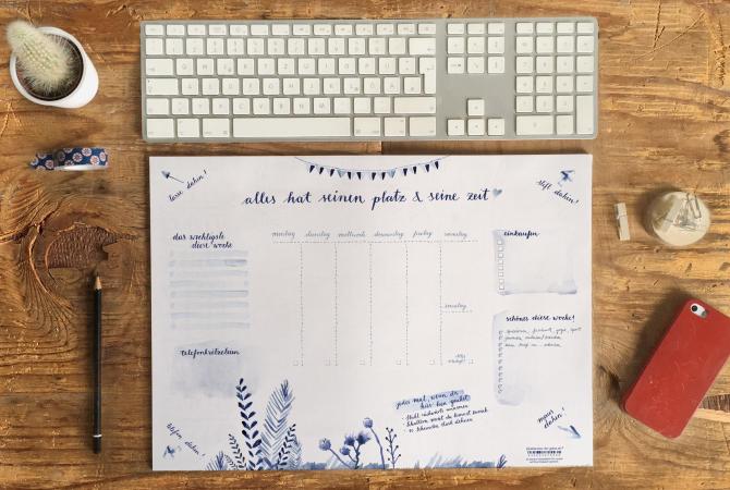Schreibtischunterlage für Mädchen, Kalligrafie Tusche Batik Design in Indigo Blau Weiß