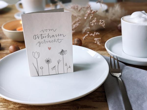 Mini Klappkarten frohe Ostern mit Blumen als Tischkarten auf der Ostertafel oder zum Osterbrunch