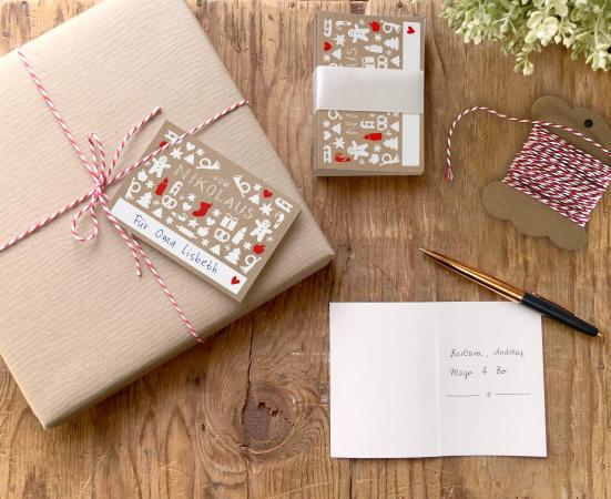 Weihnachtliche Geschenkanhänger Creme Beige, mini Klappkarten zum beschriften deiner Geschenke im Nikolausstiefel
