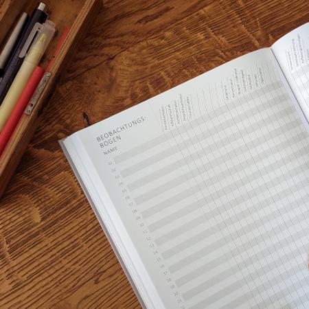 Lehrerkalender 2025 2026 für die Grundschule, grau-beige, mit Beobachtungsbögen, Stundenplan, Klassenlisten, Kontaktlisten, Vertretungsstunden, u.v.m.
