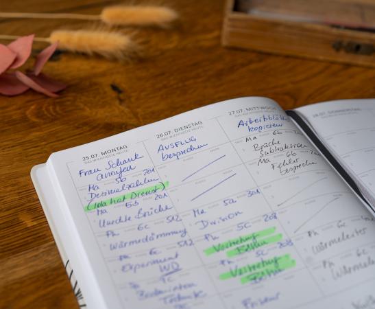 Detailansicht Wochenplanung Lehrerkalender 2023 2024 mit Jahresübersicht, Stundenpläne, Klassenliste, weiß